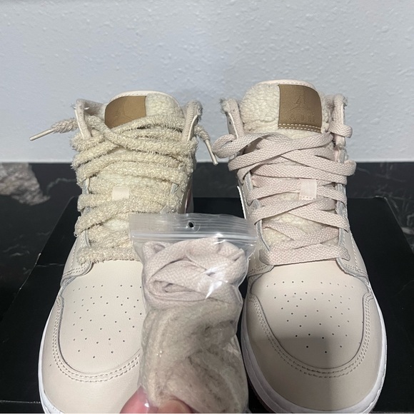 Brand New Air Jordan 1 Mid UTL White/Cream Youth Size 6.5 in Perfect Condition - Picture 3 of 6